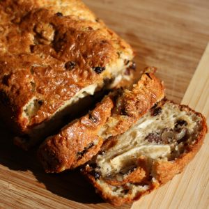 Cake au chèvre, noix et raisins